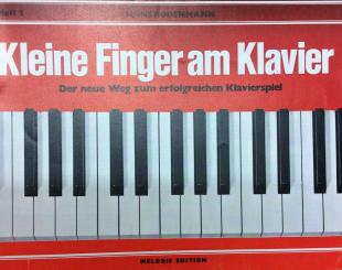 Kleine Finger am klavier 1 